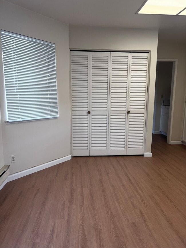 Building Photo - Large 3BR/2BA Townhouse, 2 Car Garage, Was...