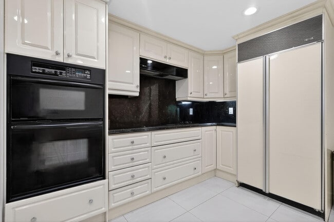 Building Photo - 9595 Collins Ave