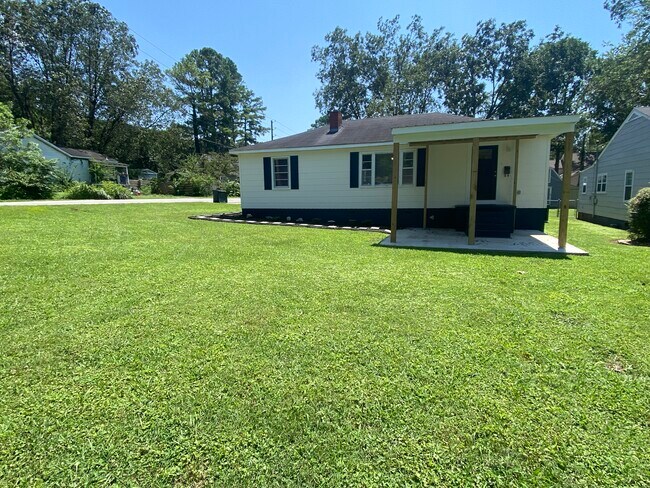 Building Photo - 1622 McCullough Ave NE