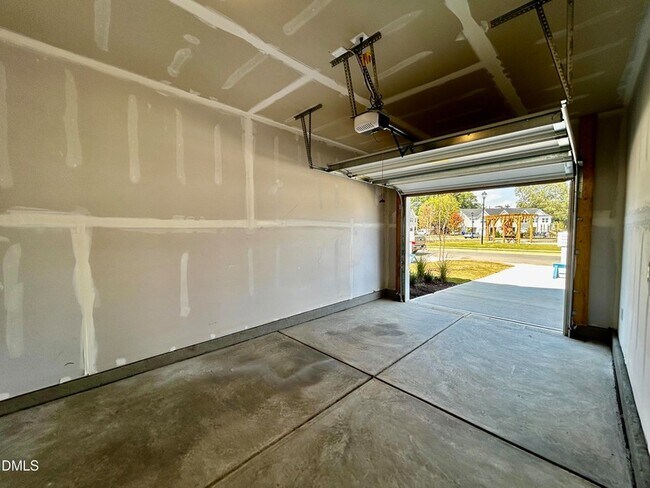 Building Photo - 154 Paramount Dr