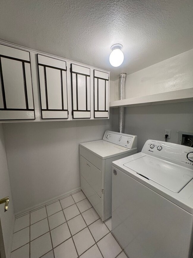 Building Photo - 2 Bedroom Codo in Rockrimmon