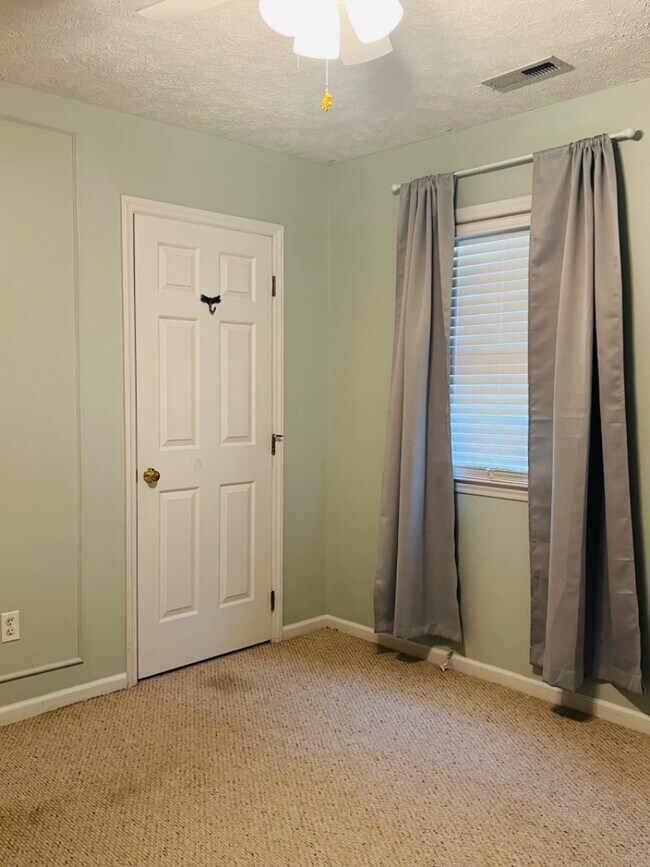 Building Photo - 208 Elmhurst Rd