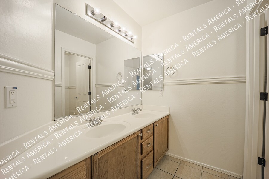 Building Photo - 3854 E Parkview Dr