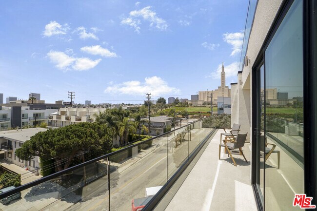 Building Photo - 1822 Overland Ave