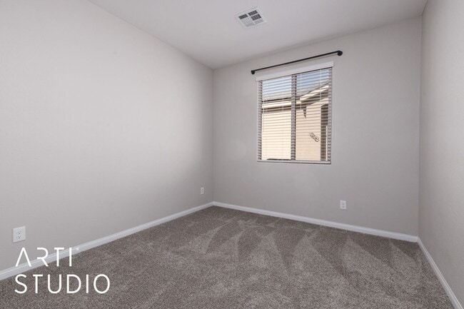 Building Photo - Beautiful Home on Parliament Pt With Spect...