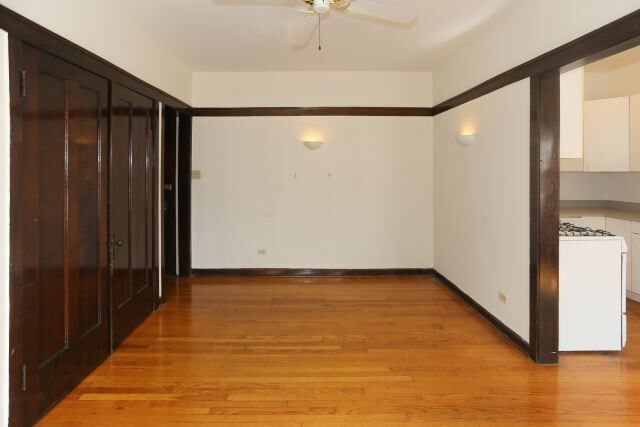Building Photo - 824 W Waveland Ave