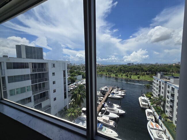 Building Photo - 1700 NW North River Dr