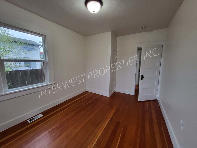 Building Photo - 329 SE 79th Ave