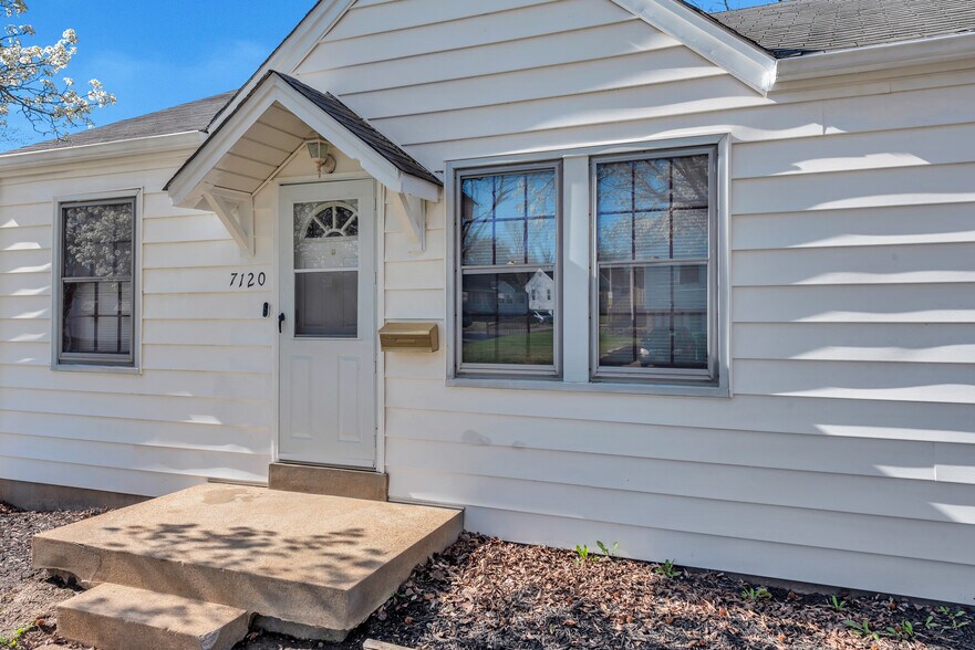 Building Photo - 7120 Roslyn Dr