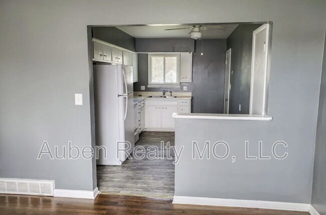Building Photo - 5247 Hadley St
