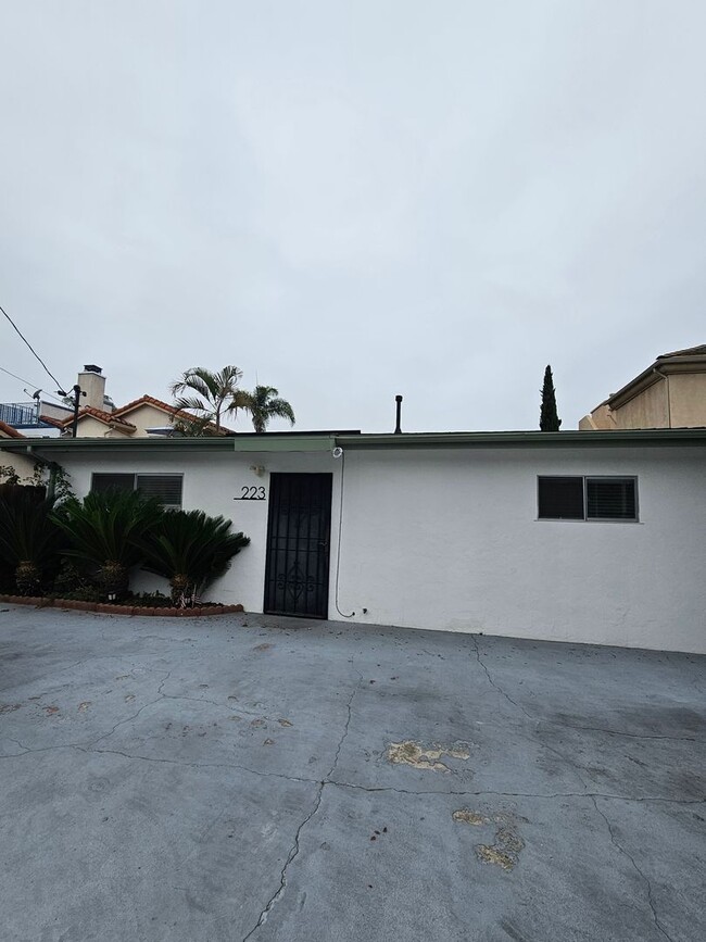 Building Photo - MOVE IN SPECIAL: Charming 2 Bedroom/1 Bath...
