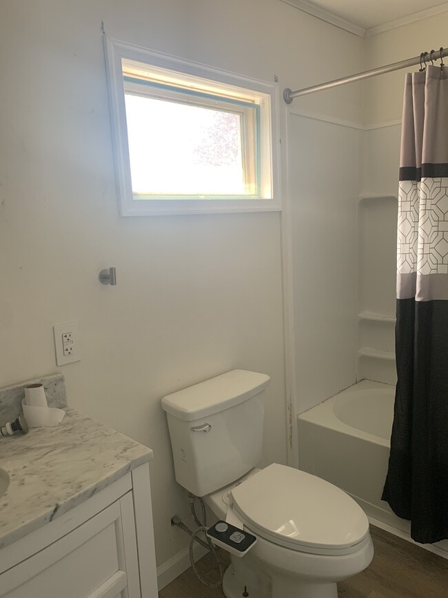 Building Photo - 64 Bidlack St