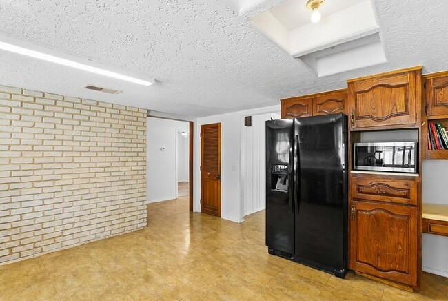 Building Photo - 3008 Matador Dr NE