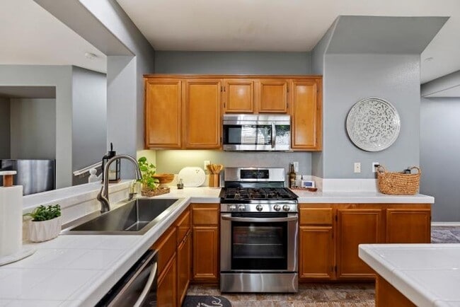 Building Photo - Beautiful 3 bedroom townhouse available fo...