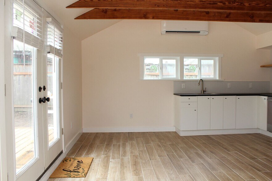 Building Photo - 4135 NE 72nd Ave.