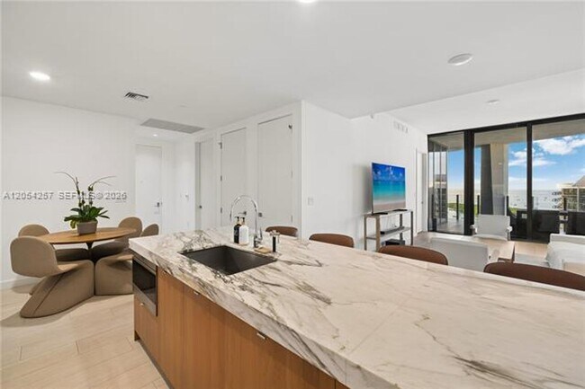 Building Photo - 2831 S Bayshore Dr