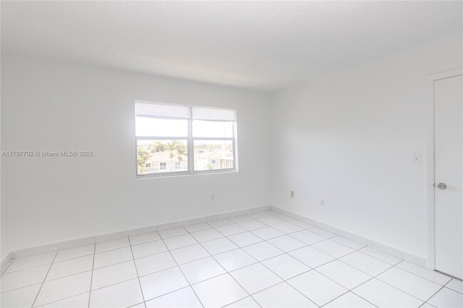 Building Photo - 3948 NE 169th St