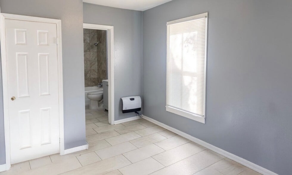 Building Photo - 2325 Spain St