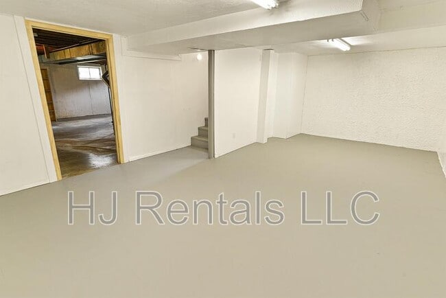 Building Photo - 532 Holiday Ave