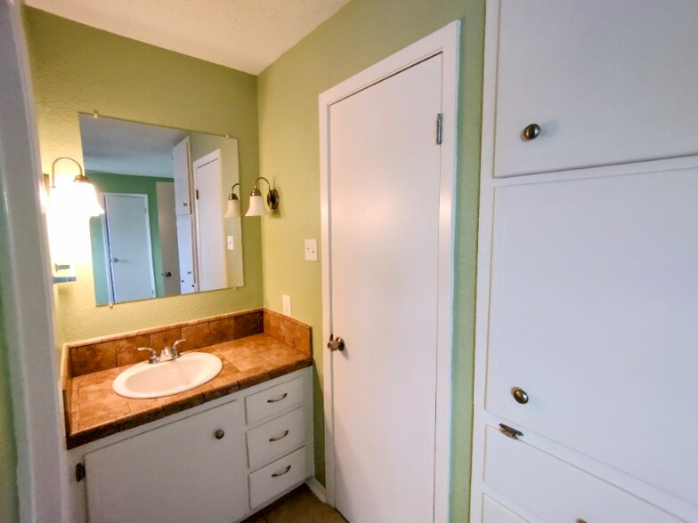 Building Photo - 1204 Bundrant Dr