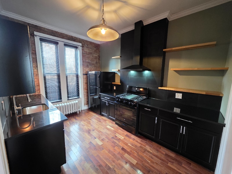 Building Photo - 148 S Swan St