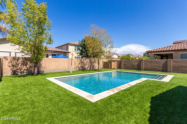 Building Photo - 5429 S Luiseno Blvd