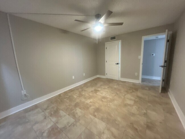 Building Photo - 1 Bedroom/1 Bathroom 1st Floor Condo at Gulf Harbors - AVAILABLE May 1st!