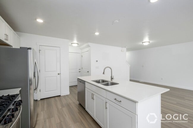 Building Photo - Spacious Townhome in Herriman!