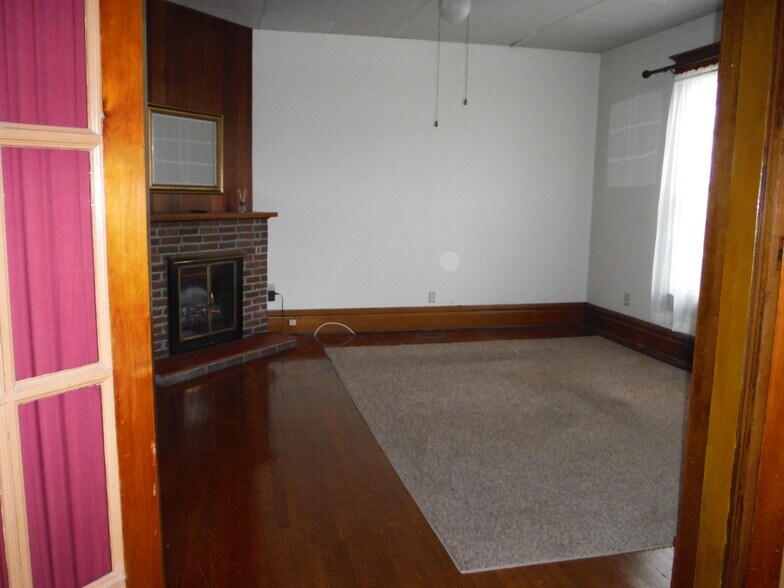 living room - 916 W 3rd St