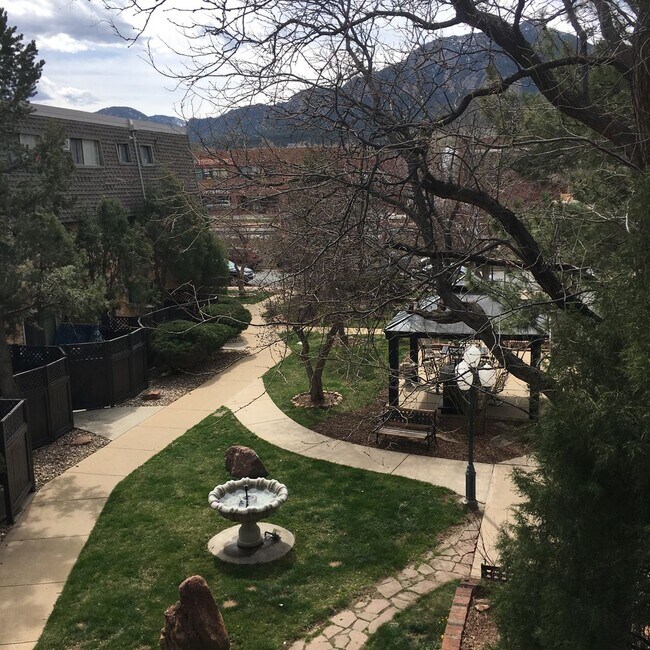 Building Photo - ONE MONTH FREE! Pet-friendly 1 BD/1 BA in ...