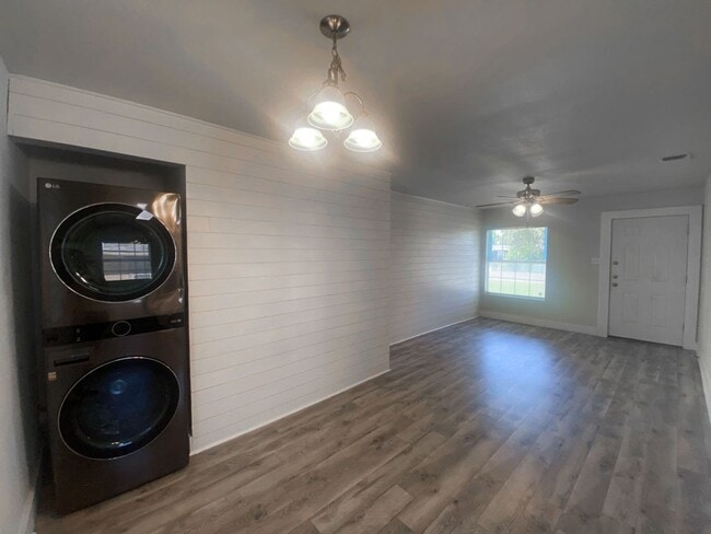 Building Photo - 2Bed/1Bath House for Rent! Available Now