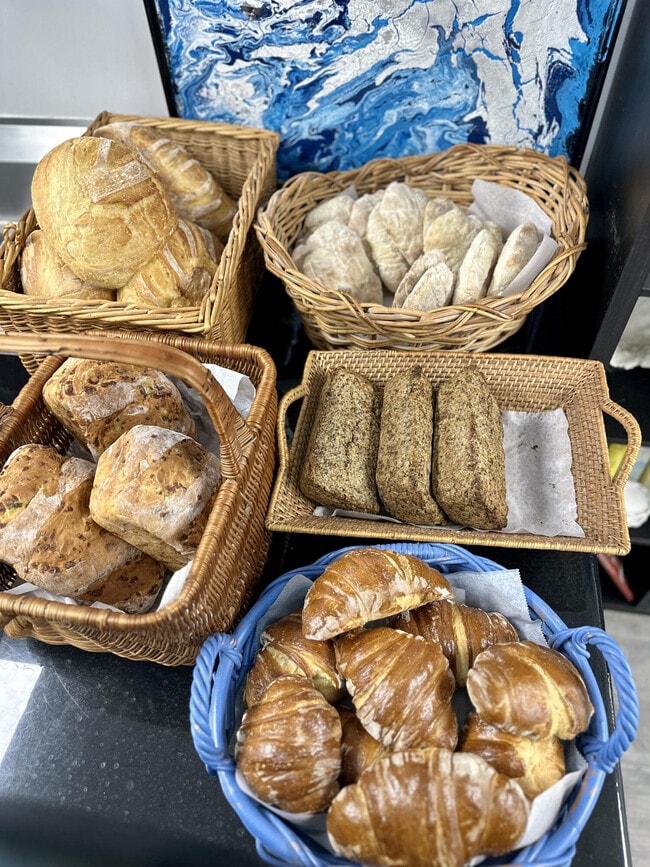 Building Photo - 114 S Lakeside Dr