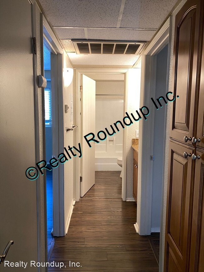 Building Photo - 2 br, 1 bath House - 504 Northbank Ct #88