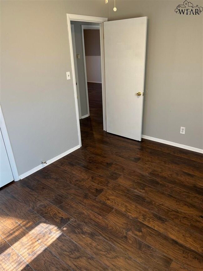 Building Photo - 1118 Ireland St