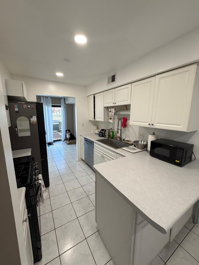 Building Photo - 15 Constitution Ct