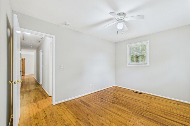 Building Photo - NW Brick Home in the Desirable Guilford Hi...