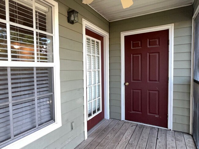 Building Photo - 2 Bed/2 Bath, Gated Community, Close to Sh...