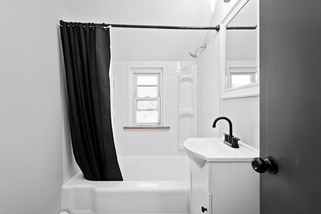 Building Photo - 826 Miller Ave