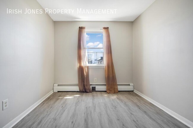 Building Photo - 16 St James Pl