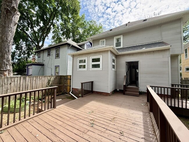 Building Photo - **Hawthorne Place** Pet Friendly 5 Large Bedrooms 2 Full Baths!