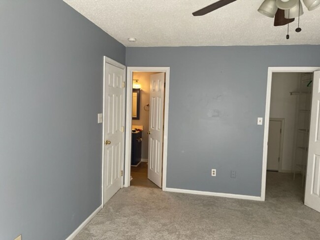 Building Photo - 3 bedroom home centrally located in Newpor...