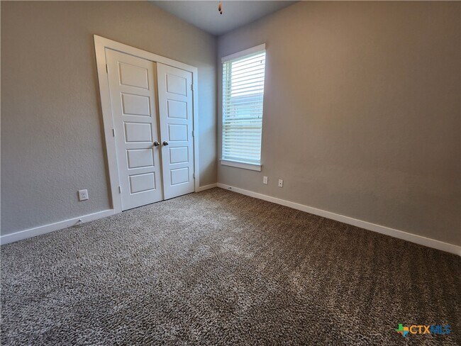Building Photo - 546 Creekside Frst