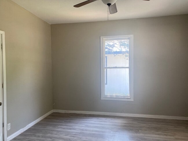 Building Photo - Recently Remodeled 2/1 in Sherman!