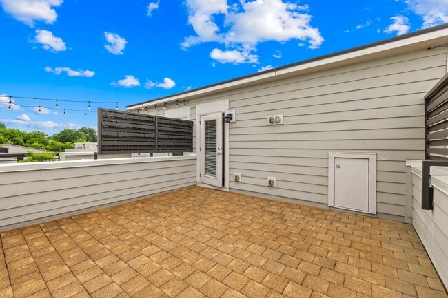 Building Photo - Beautiful Townhome in the Heart of Wesley Heights