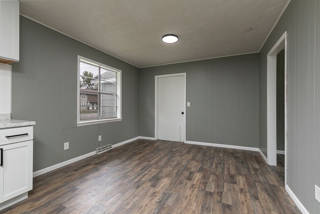 Building Photo - Newly Remodeled | 3 Bedroom | 1 Bathroom |...