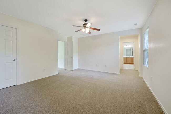 Building Photo - 3 Bedroom Open Concept with Enough Room fo...