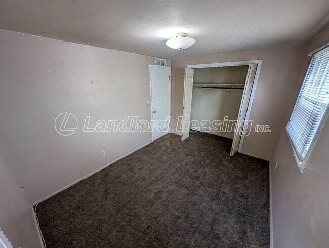 Building Photo - Quaint 3 Bedroom Home with Garage.