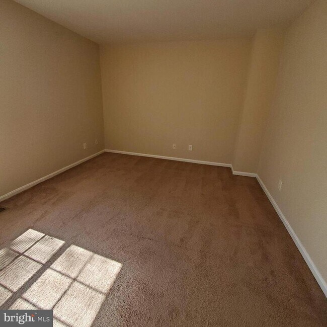 Building Photo - 800 Larkspur Ct