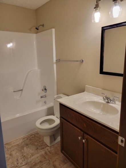 Building Photo - 32 Manor Dr