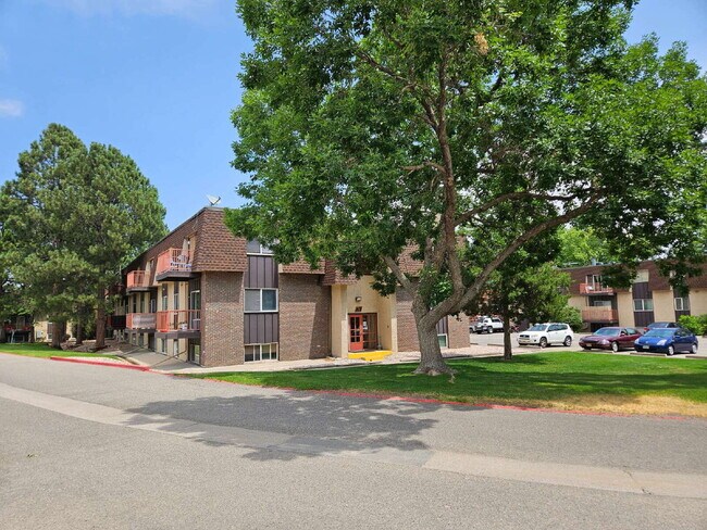 Building Photo - 2 Bedroom 1 Bath Condo Near Rosamond Park